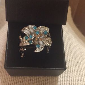 Size 7 flower ring!  Cute never worn!